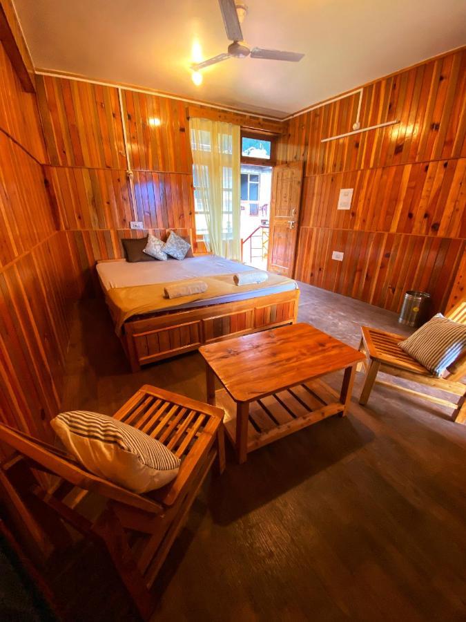 Pine Tower Inn Manāli Exteriér fotografie