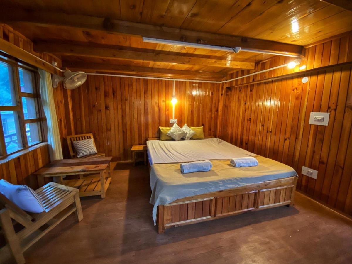 Pine Tower Inn Manāli Exteriér fotografie