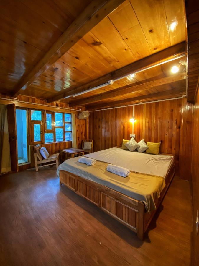 Pine Tower Inn Manāli Exteriér fotografie