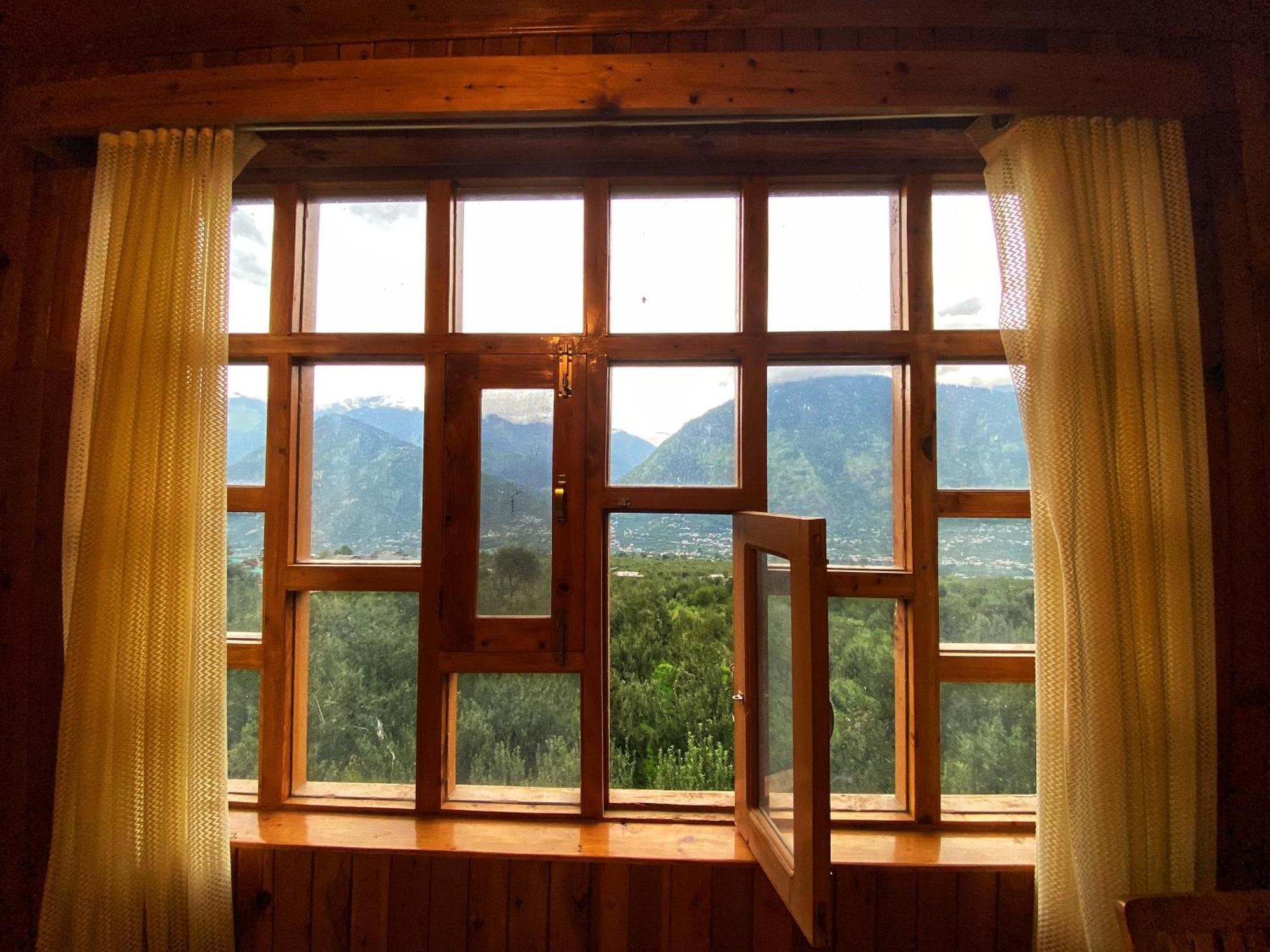 Pine Tower Inn Manāli Exteriér fotografie